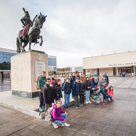 Sortie (scolaire) mémorielle 2023 à Coëtquidan - La Vicomté et Saint-Hélen - © Michel FLEURY <strong>Sortie (scolaire) mémorielle 2023 à Coëtquidan - La Vicomté et Saint-Hélen -</strong> <small>© Michel FLEURY</small>