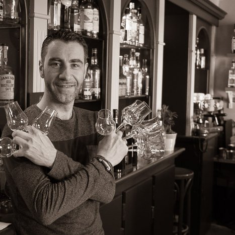 Lénaïck, Maître Whisky à Langeunan © Michel FLEURY <strong>Lénaïck, Maître Whisky à Langeunan </strong> <small>© Michel FLEURY</small>