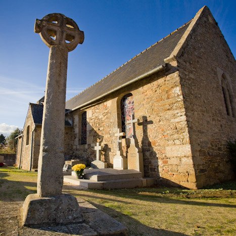 <strong>Tressaint, croix celtique et église</strong> <small>© Michel FLEURY</small>