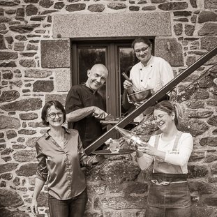 <strong>Equipe de l'auberge de La Chesnaie</strong> <small>© Michel FLEURY</small>