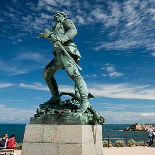 Saint-malo statue de Surcouf © Michel FLEURY <strong>Saint-malo statue de Surcouf</strong> <small>© Michel FLEURY</small>