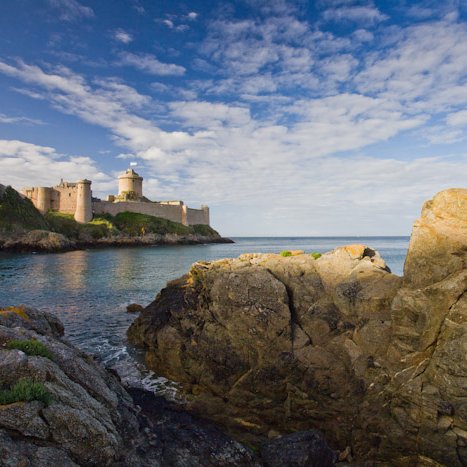 <strong>Vue sur le Fort La Latte</strong> <small>© Michel FLEURY</small>