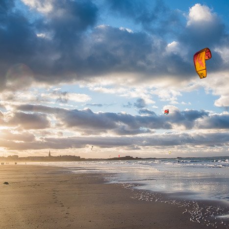 Saint-Malo, lumière d'hiver et Kitesurf © Michel FLEURY <strong>Saint-Malo, lumière d'hiver et Kitesurf</strong> <small>© Michel FLEURY</small>