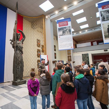 Sortie (scolaire) mémorielle 2023 à Coëtquidan - La Vicomté et Saint-Hélen - © Michel FLEURY <strong>Sortie (scolaire) mémorielle 2023 à Coëtquidan - La Vicomté et Saint-Hélen -</strong> <small>© Michel FLEURY</small>