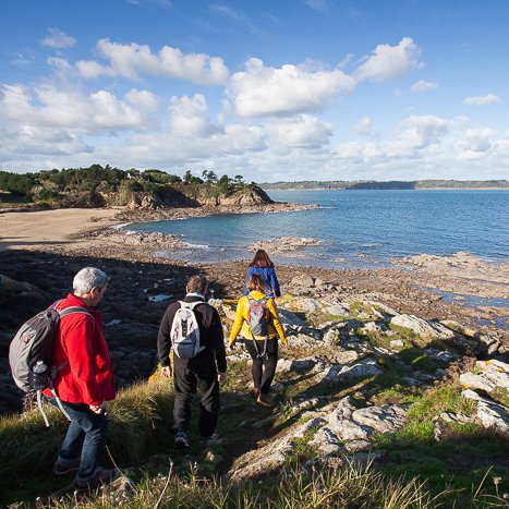 Randonneurs à Saint-Cast © Michel FLEURY <strong>Randonneurs à Saint-Cast </strong> <small>© Michel FLEURY</small>