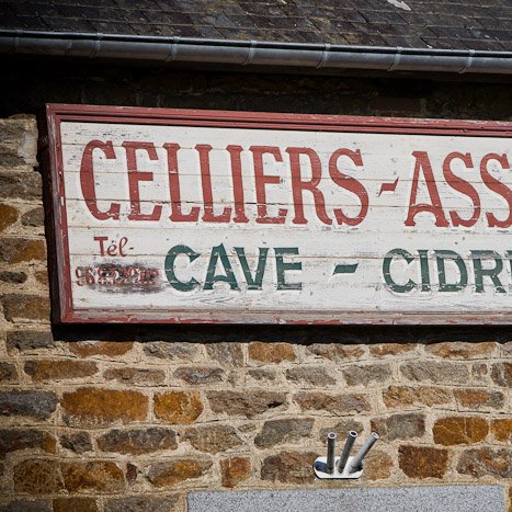 <strong>Enseigne des celliers associés à Pleudihen</strong> <small>© Michel FLEURY</small>