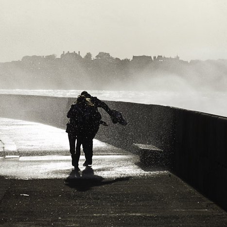 Saint-Malo, couple sous la tempête © Michel FLEURY <strong>Saint-Malo, couple sous la tempête</strong> <small>© Michel FLEURY</small>