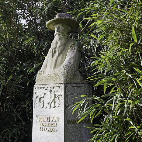 Dinan, au jardin anglais, buste d'Auguste Pavie © Michel FLEURY <strong>Dinan, au jardin anglais, buste d'Auguste Pavie</strong> <small>© Michel FLEURY</small>