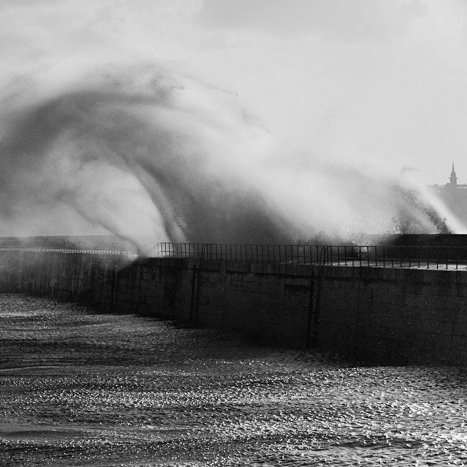 <strong>Vague sur le môle des noires</strong> <small>© Michel FLEURY</small>