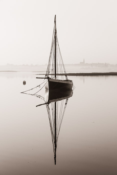 <strong>Estuaire - vieux-gréement et village de Pleudihen -</strong> • Estuaire de la Rance, silhouette d'un vieux-gréement et village de Pleudihen - <small>© Michel FLEURY</small>